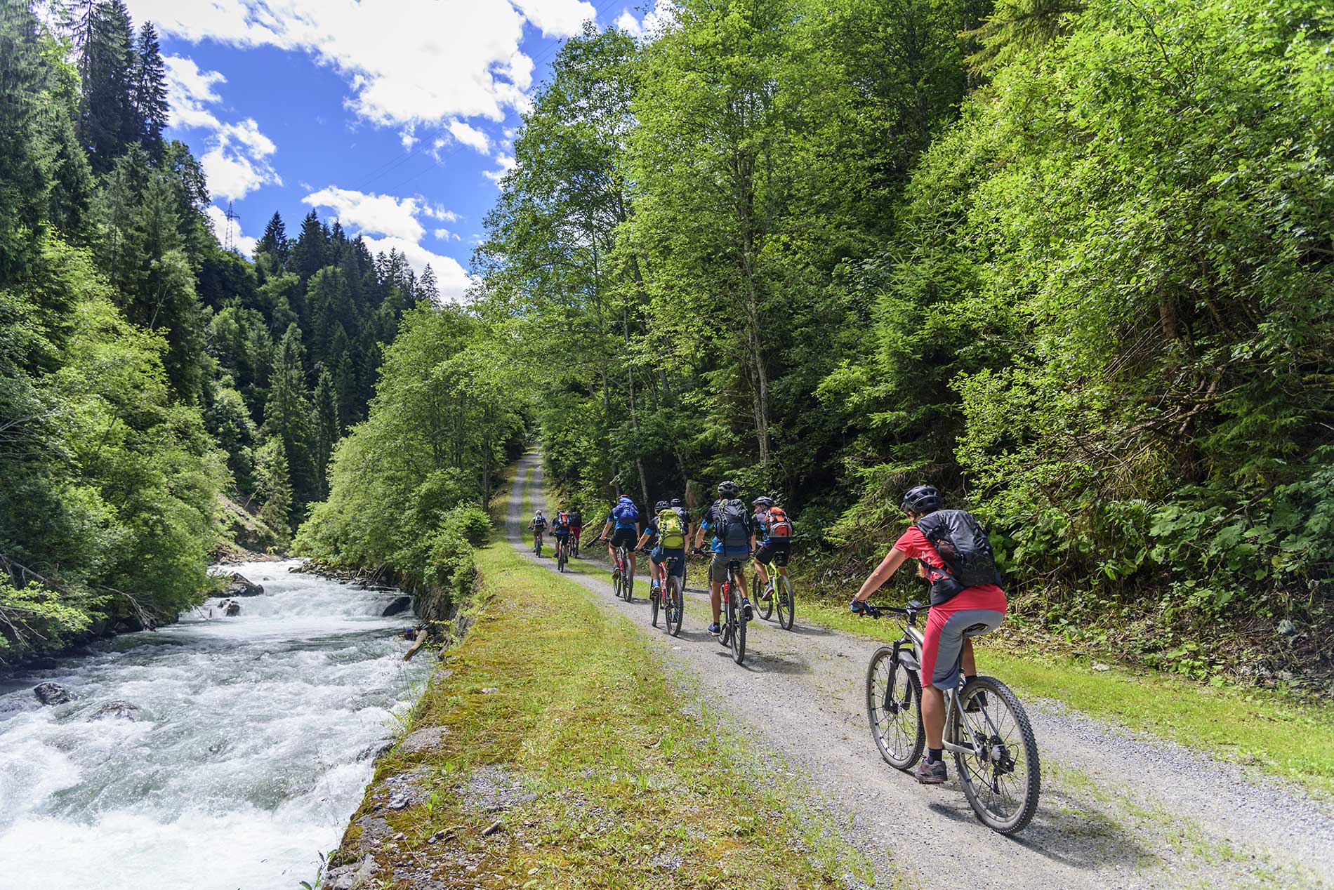 Ötztaltrail Mountainbiker fahren auf dem Ötztal Trail