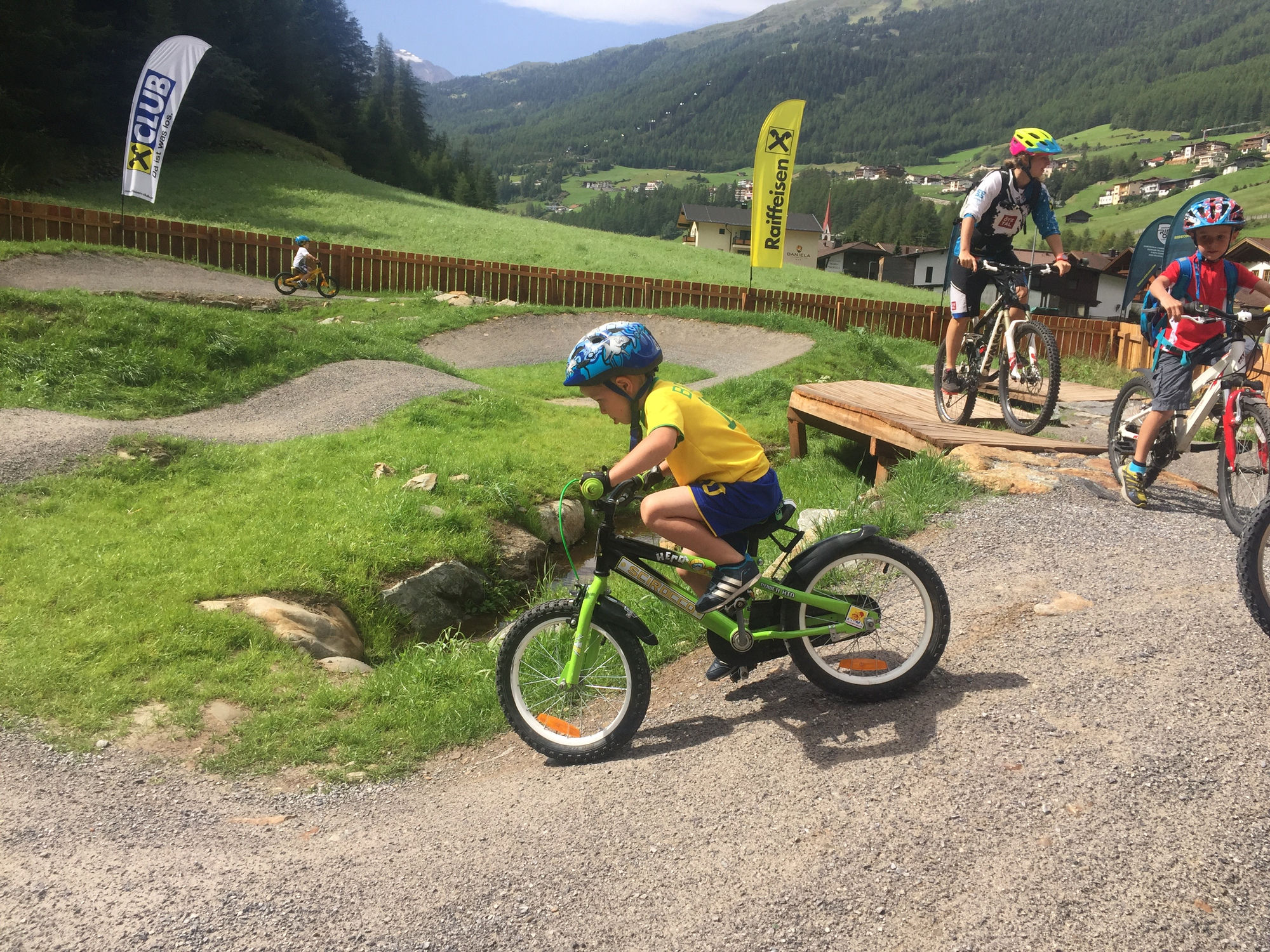 KIDSCAMPS Kind auf dem Rad im Pumptrack