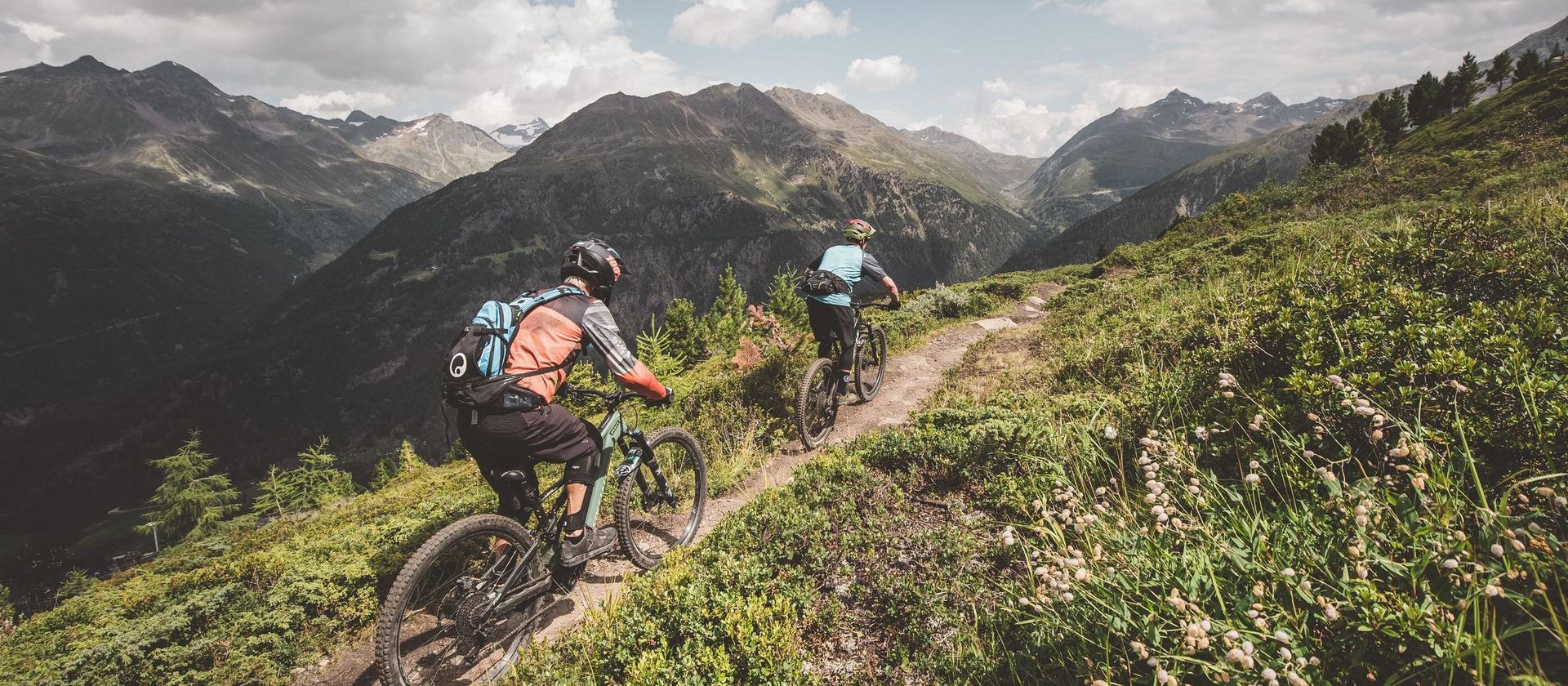 2 Personen bei der Fahrt mit dem Mountainbike durch steiniges Gelände im Ötztal