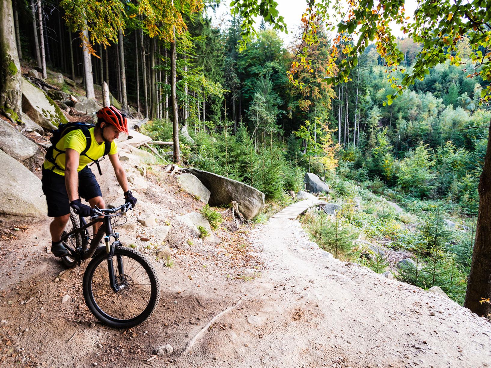 Downhiller riding turns in the Bike Republic Sölden