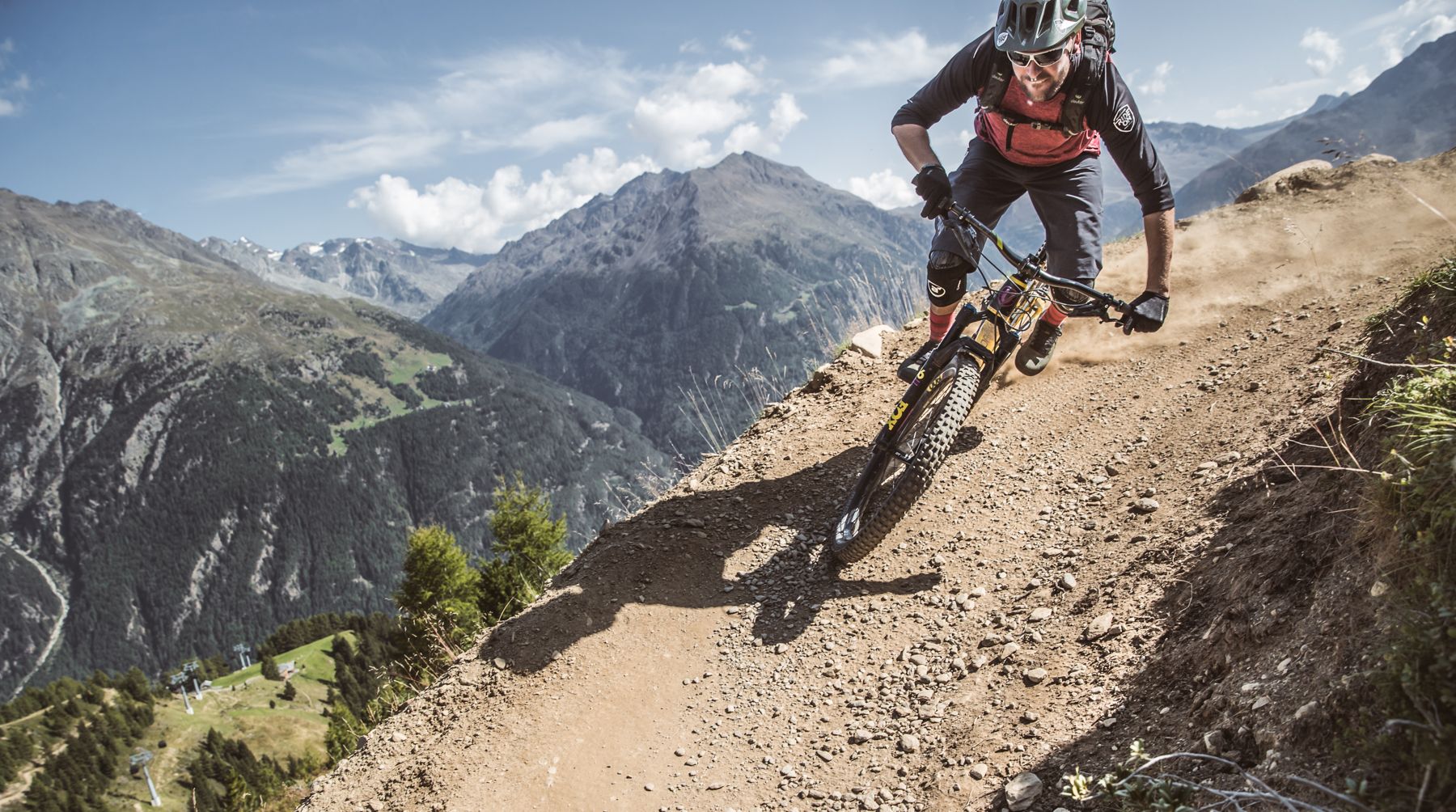 Downhiller voor een sprong in de Bike Republic Sölden